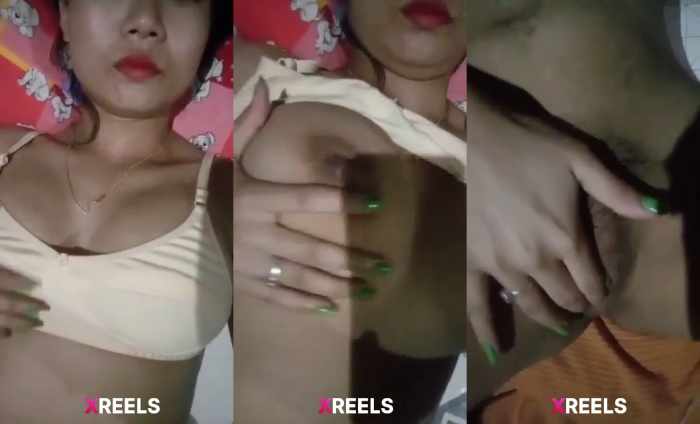 Young College Girl Fingers Her pussy