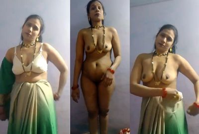 Married lady strips and shows her desi nude body to her BF