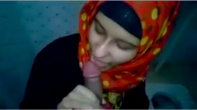 Hijabi girl gives a Pakistani blow job to her lover
