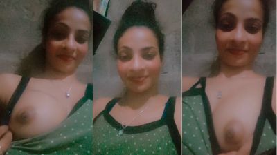 Hot Delhi milf exposes her sexy boobs to her lover