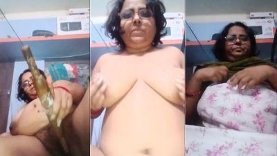 Desi lady fucks pussy with a belan in an aunty sex video